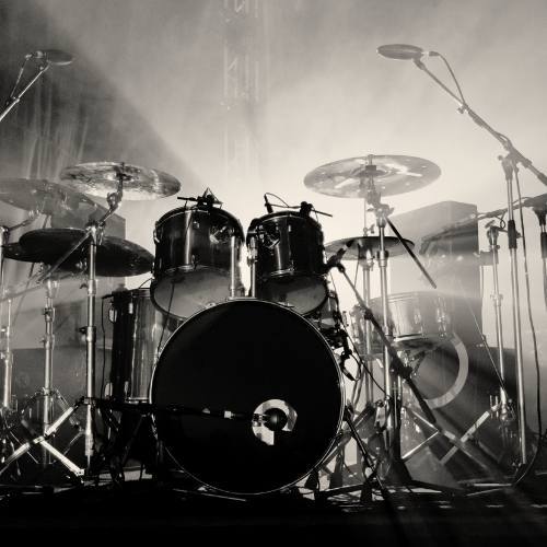 En este curso de batería aprenderás a reconocerás la composición de la batería y como ejecutar tus primeras notas, así como que criterios seguir al momento
