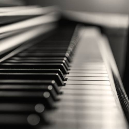 CLASES DE PIANO EN LA ACADEMIA EFECTO MOZART Escuela de Música en Lorca, Murcia con 10 Años de Experiencia y Compromiso con la Música.