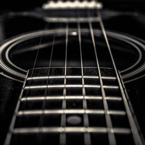 CLASES GUITARRA EN LA ACADEMIA DE MÚSICA EFECTO MOZART EN LORCA MURCIA En este curso aprenderás a colocar bien las manos y los dedos sobre la guitarra, a sacar buen sonido a las cuerdas, a tocar y memorizar las canciones.