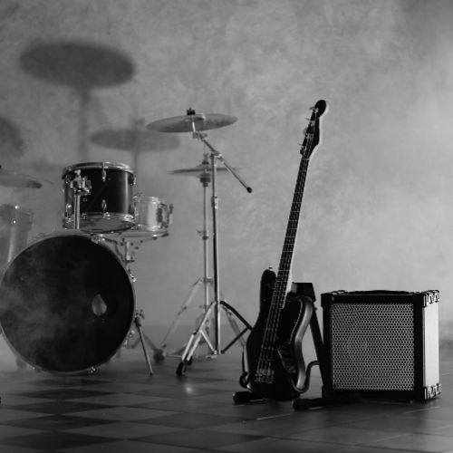 Únete a nuestra clase de Rock Band y descubre la magia de fusionar instrumentos, energía y pasión musical. ¡Conviértete en parte de una experiencia inolvidable donde la conexión con la música se convierte en un compromiso vibrante y lleno de rock!