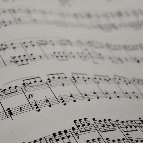 LENGUAJE MUSICAL EN ACADEMIA EFECTO MOZART PRESENCIAL U ONLINE Aprende el lenguaje musical es como un alfabeto sonoro que los músicos utilizan para transmitir emociones, ideas y narrativas a través de la combinación de notas, ritmos y dinámicas en una partitura o interpretación.