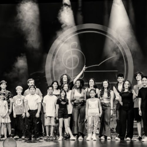 Música en conjunto, donde los alumnos aprenden a tocar en grupo, desarrollando habilidades sociales y musicales. ACADEMIA EFECTO MOZART® MÚSICA MODERNA Y CLÁSICA, DANZA Y TEATRO en Lorca - Murcia